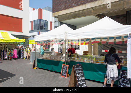 Pressione di stallo di formaggio, Orpington Mercato, piazza del mercato, Orpington, London Borough of Bromley, Greater London, England, Regno Unito Foto Stock