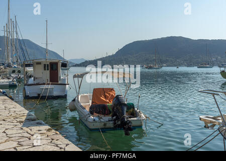 NYDRI, LEFKADA, Grecia - 17 Luglio: imbarcazioni al Porto di Nydri Bay, Lefkada, Isole Ionie, Grecia Foto Stock