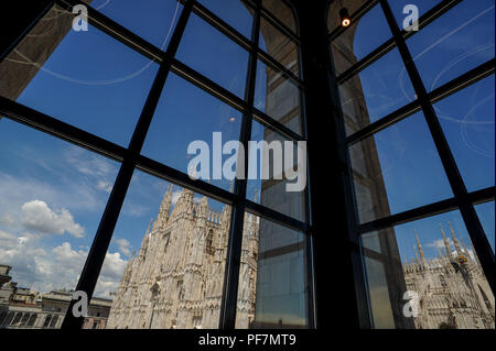 Museo del ventesimo secolo con una vista del Duomo di Milano Foto Stock