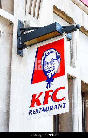 Segno al di fuori di un Kentucky Fried Chicken ristorante, Londra, Regno Unito Foto Stock