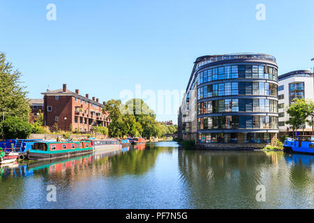 Il ghiaccio Wharf appartamenti sul Regent's Canal, King's Cross, London, Regno Unito Foto Stock