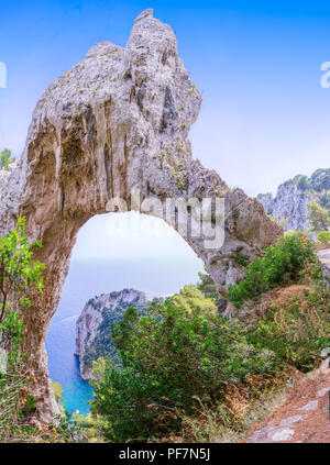 L'Arco Naturale (Arco naturale) su Capri, Italia, come visto dalla vicina area di visualizzazione. Foto Stock