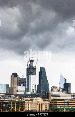 Nuvole temporalesche raccogliendo oltre la modifica skyline della città di Londra, Regno Unito Foto Stock