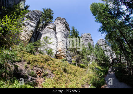 Città di roccia in Europa centrale. Un sentiero che conduce in una zona montuosa. Stagione di estate. Foto Stock