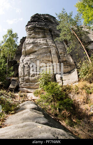 Città di roccia in Europa centrale. Un sentiero che conduce in una zona montuosa. Stagione di estate. Foto Stock