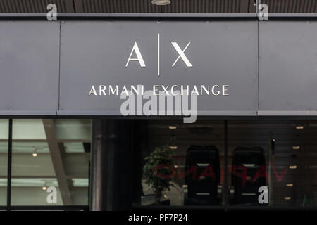 Belgrado, Serbia - Agosto 19, 2018: Armani Exchange logo sul loro negozio principale di Belgrado in Serbia. Armani Exchange è il negozio della marca di moda cre Foto Stock
