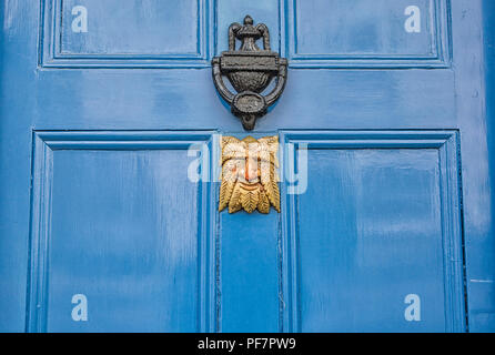 Una porta greenman respingente su una porta blu Foto Stock