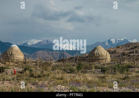 Tradizionale yurta kirghisa con montagne innevate sullo sfondo. Vicino Bokonbayevo, Kirghizistan. Foto Stock