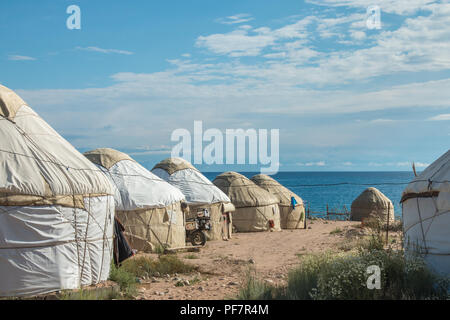 Tradizionale yurta kirghisa con Issyk Kul lago in background. Vicino Bokonbayevo, Kirghizistan. Foto Stock