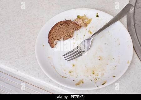 Piatto di sporco su cucina,vista superiore Foto Stock