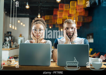 Due moderni giovani freelance che lavorano in forno Foto Stock