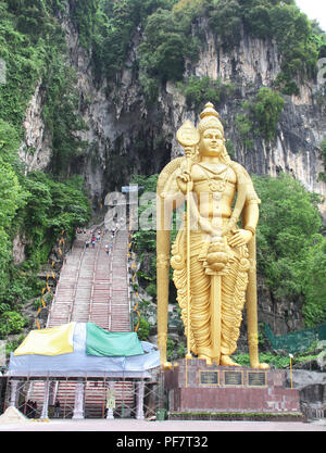 Signore Murugan statua d'oro ed entrata in Grotte Batu (grotte templi e santuari indù), Kuala Lumpur, Malesia Foto Stock