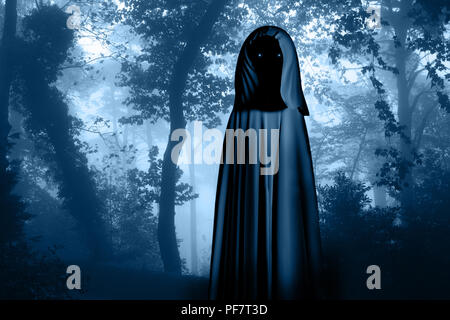 Spooky mostro nel mantello con cappuccio con gli occhi luccicanti in brumoso paesaggio forestale. Foto in tonalità di colore blu Foto Stock