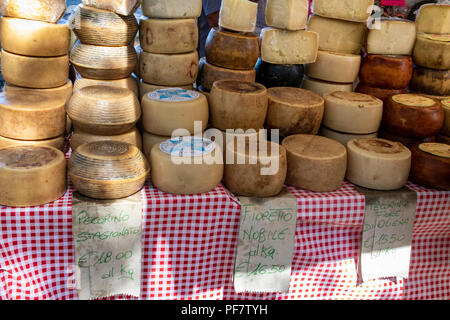 Locali tradizionali formaggi sardi visualizzata su un mercato settimanale in stallo, Baia Sardinia, Gallura Sardegna, Italia. Foto Stock