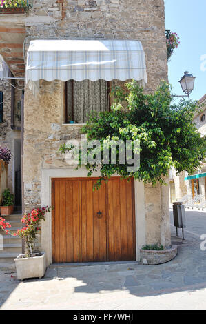 Vicolo atmosferica in Acciaroli, provincia di Salerno, Italia Foto Stock