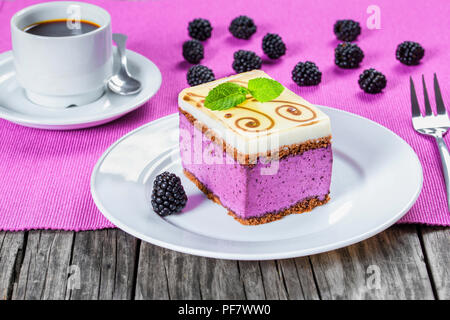 Pezzo di torta souffle con more, tazza di caffè, primo piano Foto Stock