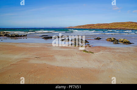 Rocce sul telecomando bellissima spiaggia di sabbia bianca, Achnahaird Bay, Coigach, Wester Ross, Highlands scozzesi, mare blu profondo, di onde che si infrangono. Foto Stock