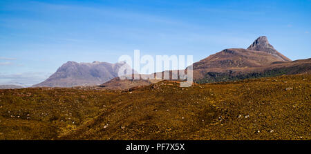 Cul Mor e Stac Pollaidh in Inverpolly Riserva Naturale Nazionale, si vede attraverso alta brughiera da Badnagyle, Coigach, Highlands scozzesi, Scozia UK. Foto Stock