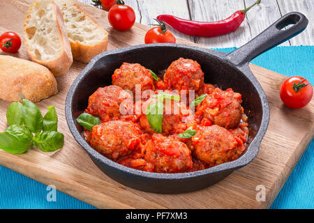 In casa le polpette di carne affogati in una marinara salsa di pomodoro con basilico Foto Stock
