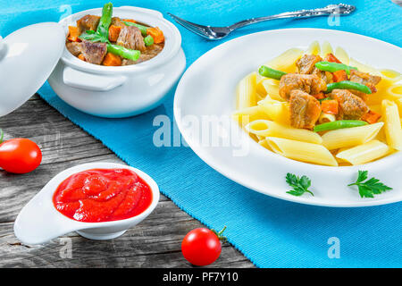 La pasta italiana Le penne e stufati di carne Foto Stock