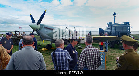 La folla si raccolgono intorno ad una replica Spitfire Mk IX a Lytham 1940s tempo di guerra weekend 1918. Foto Stock