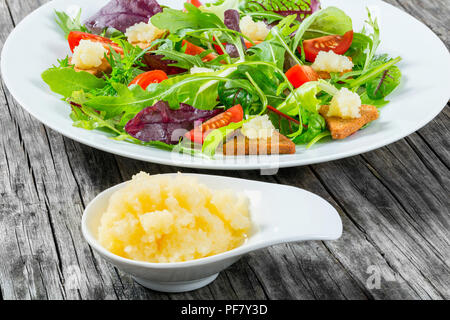 Pomodori ciliegini, crostini, capelin roe, misti foglie di lattuga, vista dall'alto Foto Stock