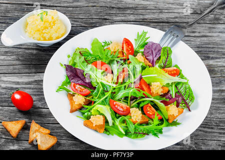 Pomodori ciliegini, crostini, capelin roe, misti foglie di lattuga, vista dall'alto Foto Stock