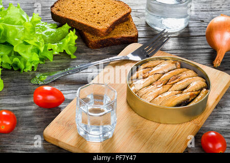 Barattolo di latta con affumicato lo spratto del Baltico, sardine, close-up Foto Stock