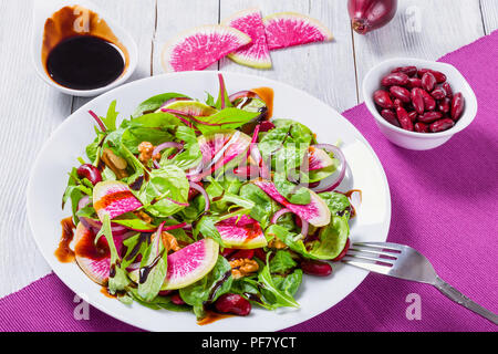 Fagioli rossi, anguria il Ravanello di , foglie di lattuga, insalata di noci, close-up Foto Stock