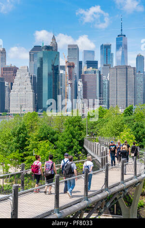 La gente camminare su una passerella verso il ponte di Brooklyn Park di New York City Foto Stock