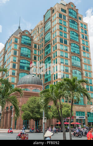 Architettura moderna vicino alla cattedrale di Notre Dame, Basilica di SAIGON in Ho Chi Minh City, Vietnam Foto Stock