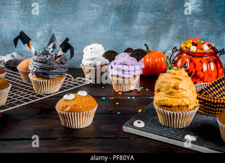 Divertente per bambini tratta per Halloween: variazioni di tortini, decorate in forma di diversi mostri, streghe, zucche, fantasmi. Il processo di cottura Foto Stock