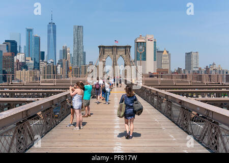 Le persone che visitano il Ponte di Brooklyn a New York City Foto Stock