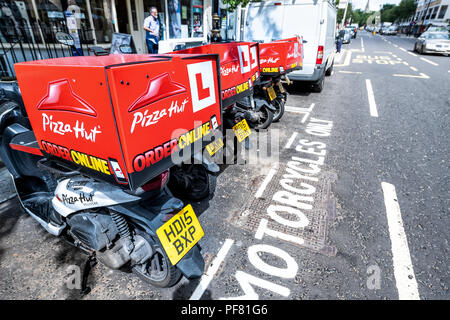 London, Regno Unito - 21 Giugno 2018: fila di molti Pizza Hut delivery online scooter, motociclette, auto parcheggiata da strada frenare a Pimlico con nessuno Foto Stock