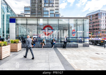 London, Regno Unito - 21 Giugno 2018: Victoria della metropolitana stazione di tubo esterno, all'aperto con moderno in acciaio, finestre di vetro, la gente di affari, uomo d'affari, donne, Foto Stock