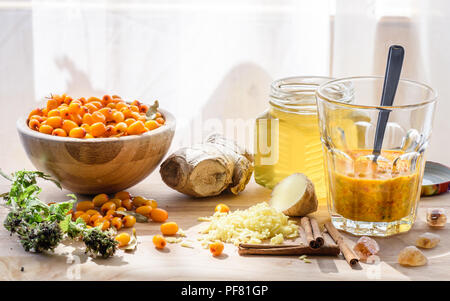 Gli ingredienti per la miscela artigianale rafforza il sistema immunitario. che è anche gustoso Foto Stock