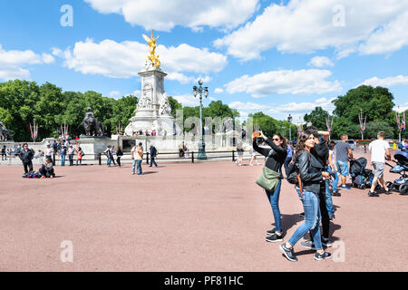 London, Regno Unito - 21 Giugno 2018: Victoria Memorial da Buckingham Palace con molte persone, i turisti, i pedoni a camminare sulla strada o il marciapiede, tenendo s Foto Stock