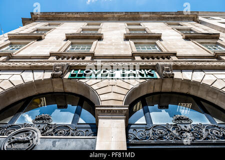 London, Regno Unito - 22 Giugno 2018: angolo basso, guardando la vista sulla Lloyds Bank segno, filiale, ufficio in città Foto Stock