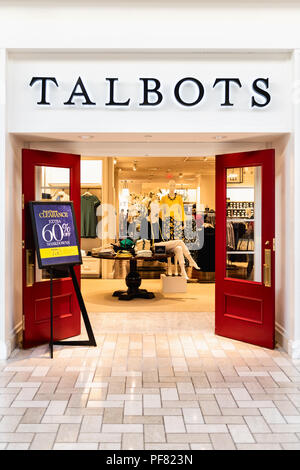 Tysons Corner, Stati Uniti d'America - 26 Gennaio 2018: Talbots Vestiti donna, abiti negozio di specialità, shop, facciata, storefront, porta ingresso con nessuno in shoppin Foto Stock