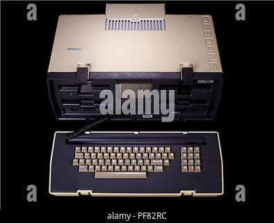 Osborne 1, il primo vero computer portatile, 2004. Immagine cortesia di centri per il controllo delle malattie (CDC) / James Gathany. () Foto Stock