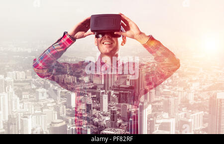 Ragazzo indossa controllato shirt e maschera virtuale dimostrare alcune em Foto Stock