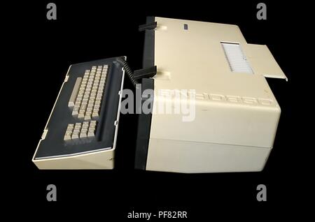 Osborne 1, il primo vero computer portatile, 2004. Immagine cortesia di centri per il controllo delle malattie (CDC) / James Gathany. () Foto Stock