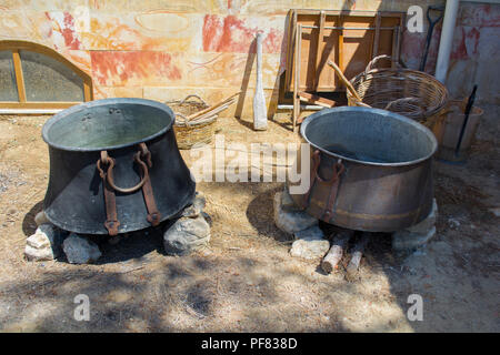 Il cibo in un paiolo di rame su un incendio. La cottura all'aperto in ghisa calderone, vintage Foto Stock