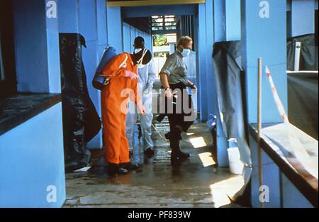 Lavoratori in tute di protezione clinica condotta procedure sanitarie durante il Kikwit, Zaire epidemia di Ebola, Congo, 1995. Immagine cortesia di centri per il controllo delle malattie (CDC) / Ethleen Lloyd. () Foto Stock