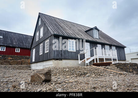 Staccato di moderna islandese/scandinavian esterno della casa con scaletta circondato terreno Foto Stock