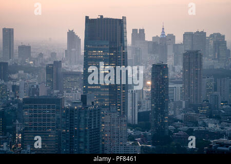 Skyline della città al crepuscolo nebuloso Foto Stock