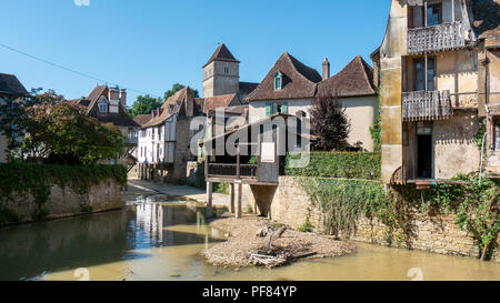 Vista del Salies-de-Bearn villaggio dei Pirenei francesi Foto Stock