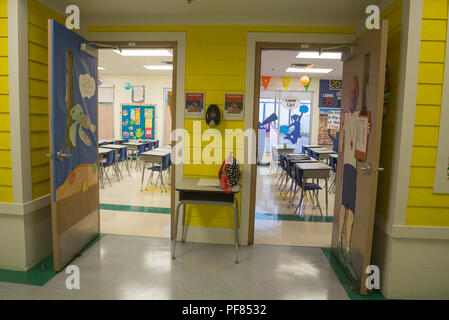 Si torna a scuola di decorazioni in aula in una scuola cristiana. Foto Stock