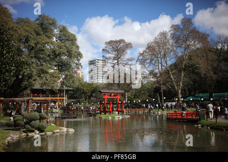 BUENOS AIRES, Argentina - 19 agosto: Jardin Japones (Giardino Giapponese) in Buenos Aires. La gente che camminava sul festival per i 120 anni di freandship Foto Stock