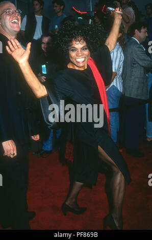 HOLLYWOOD, CA - 28 giugno: la cantante e attrice Eartha Kitt assiste la Paramount Pictures Premiere di "Boomerang" il 28 giugno 1992 presso il Teatro Cinese di Mann in Hollywood, la California. Foto di Barry re/Alamy Stock Photo Foto Stock